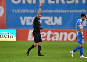 Uluială în Craiova - FCSB: uitase să îi arate cartonașul roșu! » Jucătorul eliminat, făcut praf la pauză: „De ce faci asta?”