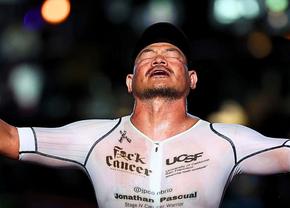 Un om diagnosticat cu cancer de gradul 4 a terminat o cursă Ironman în 16 ore: „Alerg pentru cei ce au pierdut războiul cu cancerul”