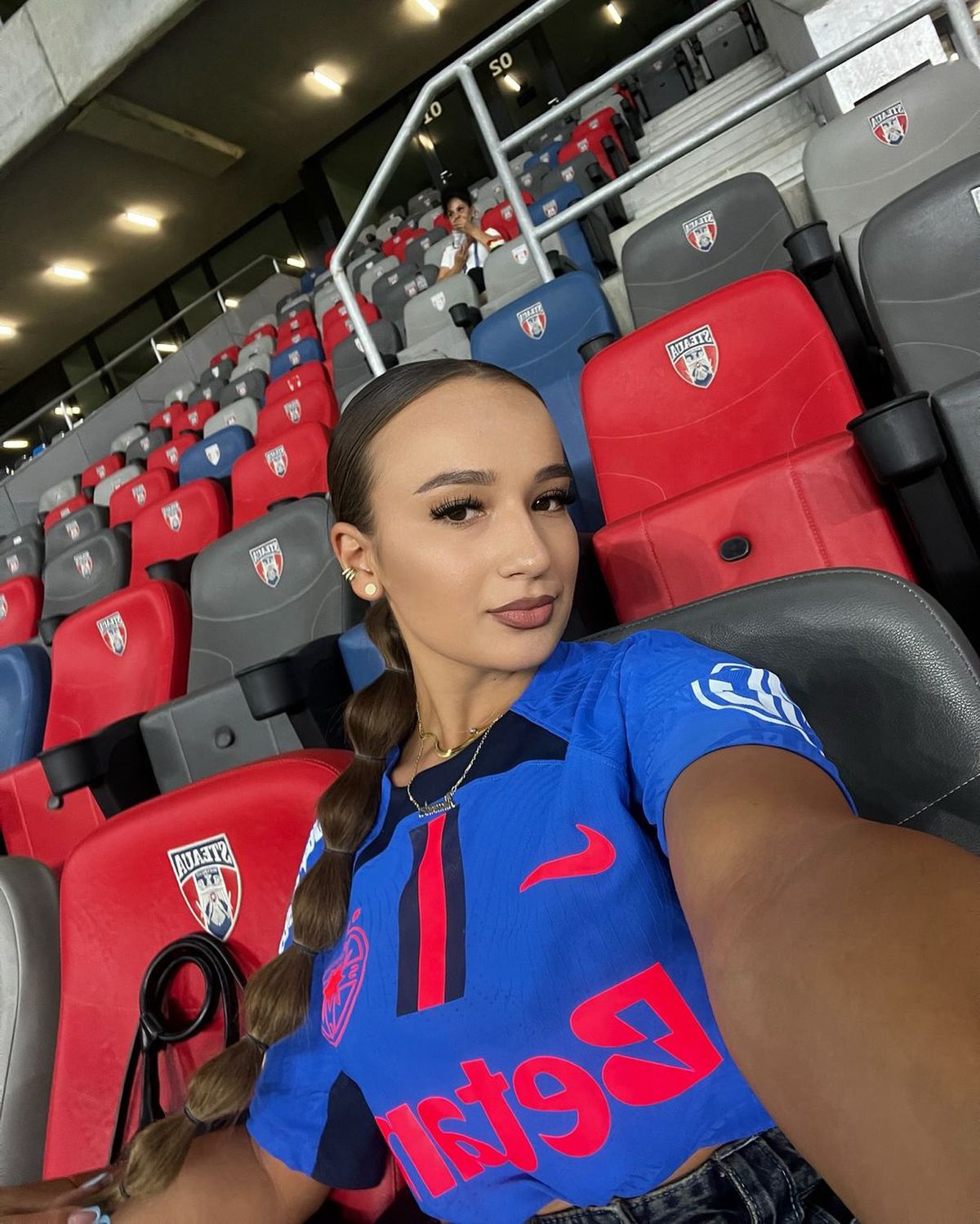 Alexandra Ușurelu a absolvit Școala de Agenți de Poliție și încinge derby-ul Craiova - FCSB: „Toate fetele vor să fie iubite de fotbaliști”