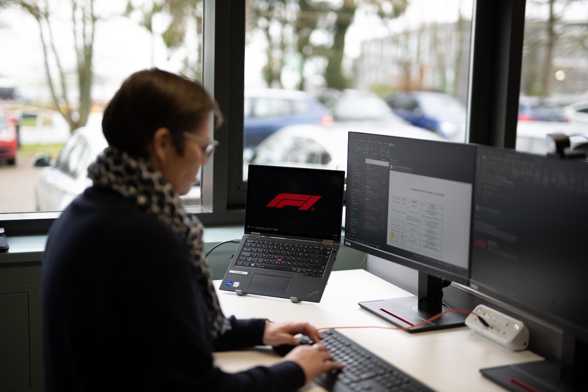 În culisele Formula 1 » Cum ajunge Marele Circ în întreaga lume: „Tehnologia Lenovo e în centrul a tot ceea ce folosim”