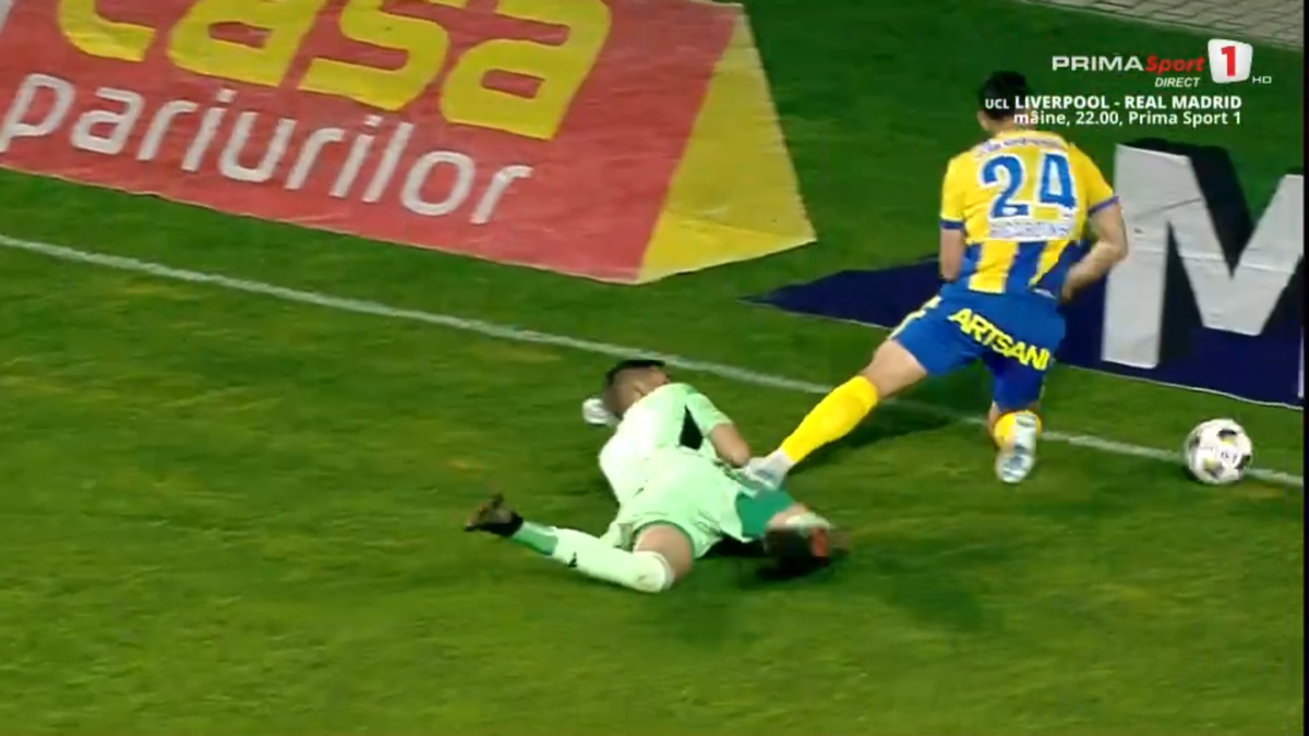 Tot stadionul a văzut penalty în Petrolul - FC Botoșani, dar el a făcut semn că n-a fost atins! A fost aplaudat de adversari