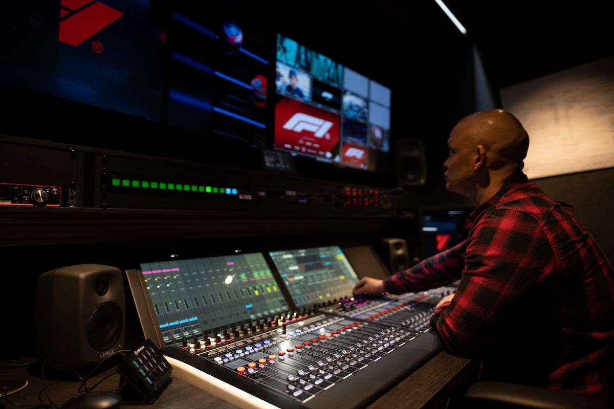 Un fost hangar, transformat în „creierul” Formulei 1 » Cum arată centrul media din care, cu tehnologie Lenovo, se transmite fiecare cursă: sute de monitoare, milioane de linii de cod și 600 de TB de date