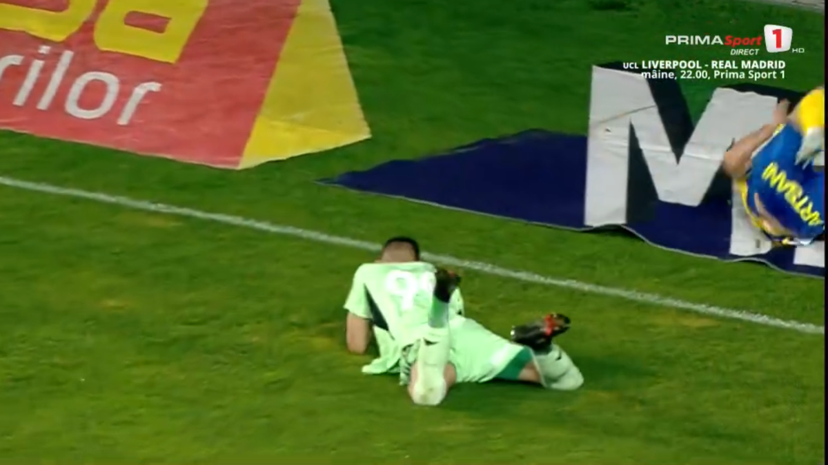 Tot stadionul a văzut penalty în Petrolul - FC Botoșani, dar el a făcut semn că n-a fost atins! A fost aplaudat de adversari