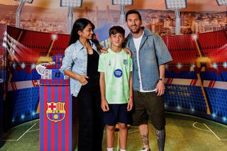 Lionel Messi, petrecere cu tematică FC Barcelona pentru fiul său Thiago » Tort în forma stadionului Camp Nou