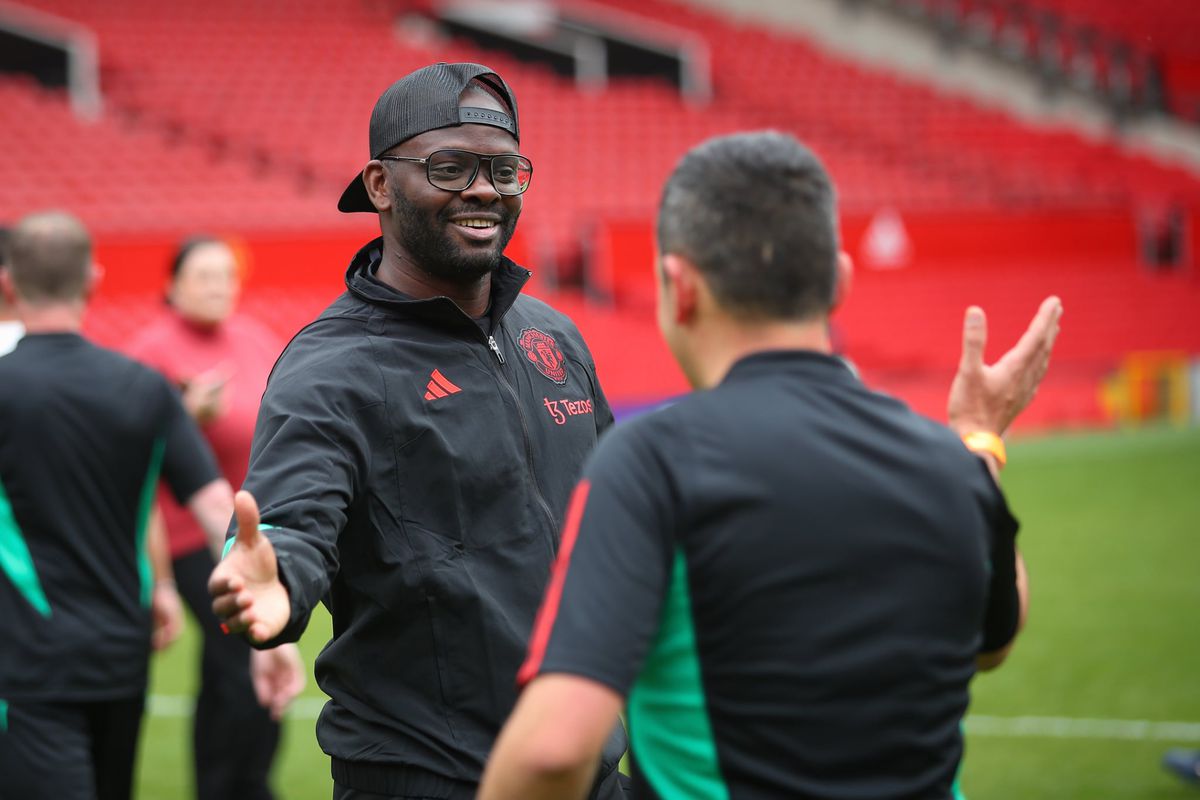 Suporterul român care a jucat fotbal pe Old Trafford, cu Saha și Wes Brown antrenori: „Lads...”