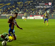 Tot stadionul a văzut penalty în Petrolul - FC Botoșani, dar el a făcut semn că n-a fost atins! A fost aplaudat de adversari