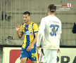 Tot stadionul a văzut penalty în Petrolul - FC Botoșani, dar el a făcut semn că n-a fost atins! A fost aplaudat de adversari