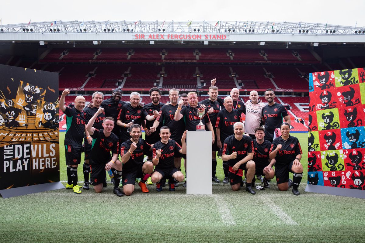 Suporterul român care a jucat fotbal pe Old Trafford, cu Saha și Wes Brown antrenori: „Lads...”