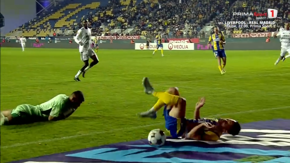 Tot stadionul a văzut penalty în Petrolul - FC Botoșani, dar el a făcut semn că n-a fost atins! A fost aplaudat de adversari