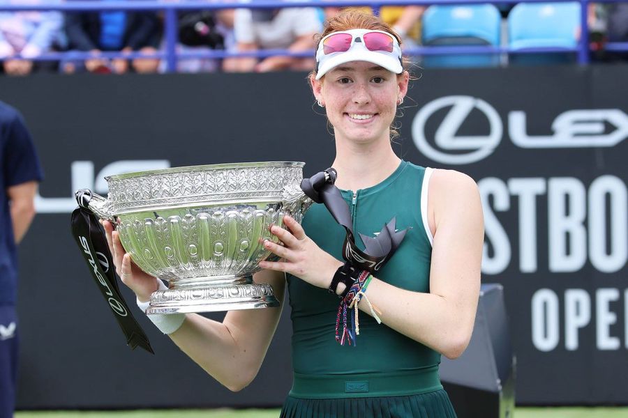 Maya Joint cu trofeul de la Eastbourne Foto: Imago Images Tripla campioană de Grand Slam semnalează pericolele precocității în tenis: „Este în copilăria carierei ei!”