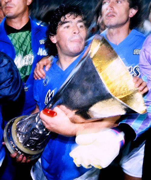 Diego Armando Maradona, în tricoul lui Napoli, sărăbătorește câștigarea Cupei UEFA 1988 - 1989