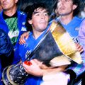 Diego Armando Maradona, în tricoul lui Napoli, sărăbătorește câștigarea Cupei UEFA 1988 - 1989