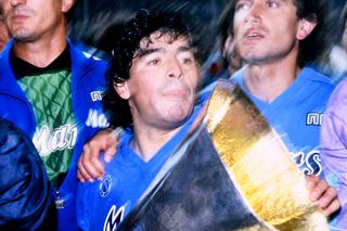 Acuzații EXPLOZIVE! Mafia i-ar fi „aranjat” lui Maradona triumful cu Napoli în Cupa UEFA din 1989: „A fost mită, a primit o casă”