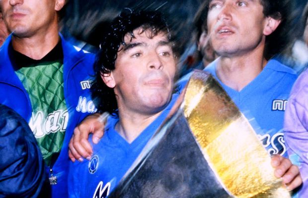 Acuzații EXPLOZIVE! Mafia i-ar fi „aranjat” lui Maradona triumful cu Napoli în Cupa UEFA din 1989: „A fost mită, a primit o casă”