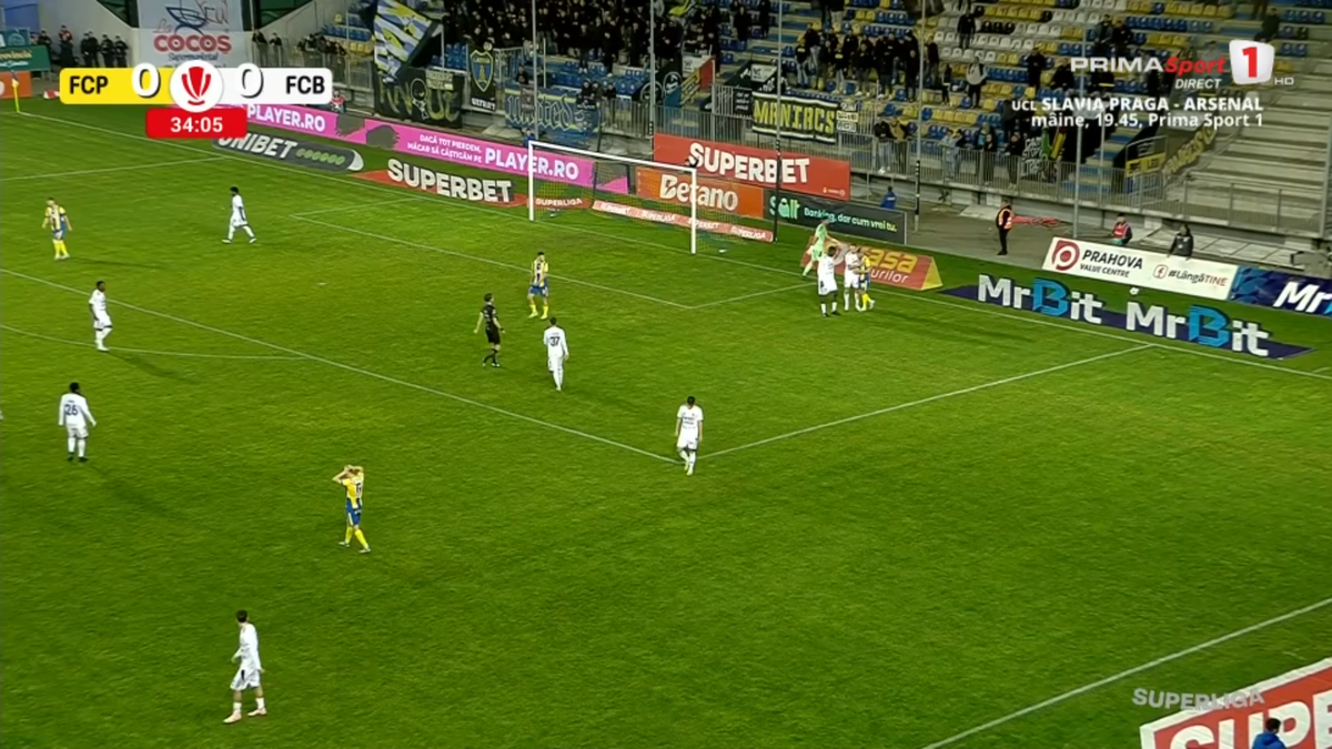 Tot stadionul a văzut penalty în Petrolul - FC Botoșani, dar el a făcut semn că n-a fost atins! A fost aplaudat de adversari