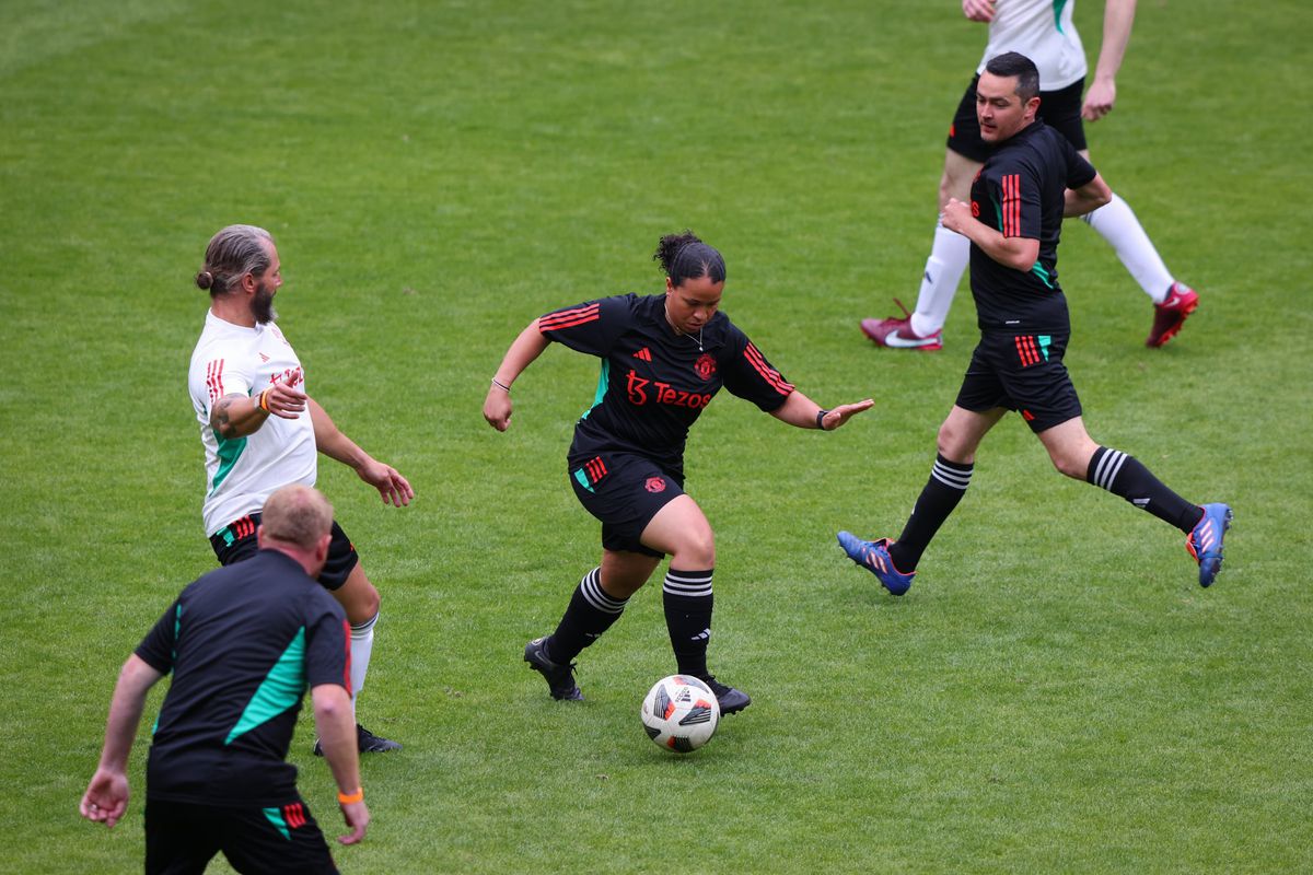 Suporterul român care a jucat fotbal pe Old Trafford, cu Saha și Wes Brown antrenori: „Lads...”