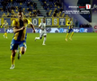 Tot stadionul a văzut penalty în Petrolul - FC Botoșani, dar el a făcut semn că n-a fost atins! A fost aplaudat de adversari
