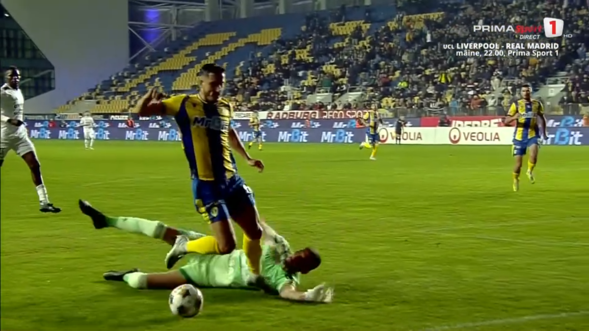 Tot stadionul a văzut penalty în Petrolul - FC Botoșani, dar el a făcut semn că n-a fost atins! A fost aplaudat de adversari