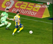Tot stadionul a văzut penalty în Petrolul - FC Botoșani, dar el a făcut semn că n-a fost atins! A fost aplaudat de adversari