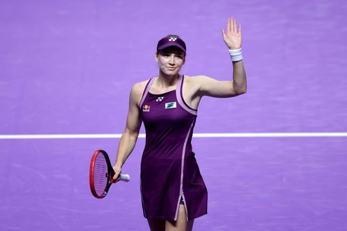 Elena Rybakina salutând publicul după o victorie la WTA Finals Foto: Guliver/GettyImages