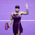 Elena Rybakina salutând publicul după o victorie la WTA Finals Foto: Guliver/GettyImages