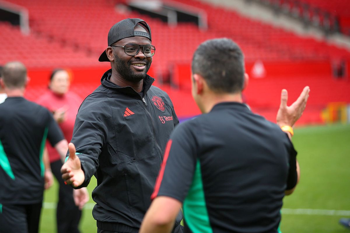 Suporterul român care a jucat fotbal pe Old Trafford, cu Saha și Wes Brown antrenori: „Lads...”