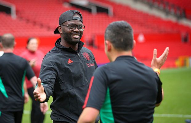 Suporterul român care a jucat fotbal pe Old Trafford, cu Saha și Wes Brown antrenori: „Lads...”