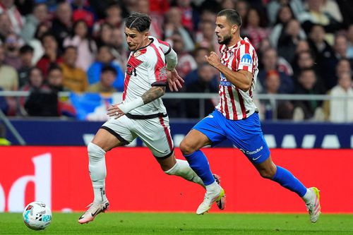 Andrei Rațiu i-a scos sufletul lui David Hancko în meciul Atletico - Rayo Vallecano 3-2 / Foto: Imago