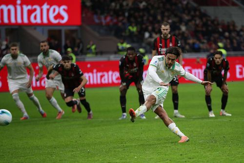 Dybala ratează penalty-ul obținut de romani și se va și accidenta / Foto: Imago