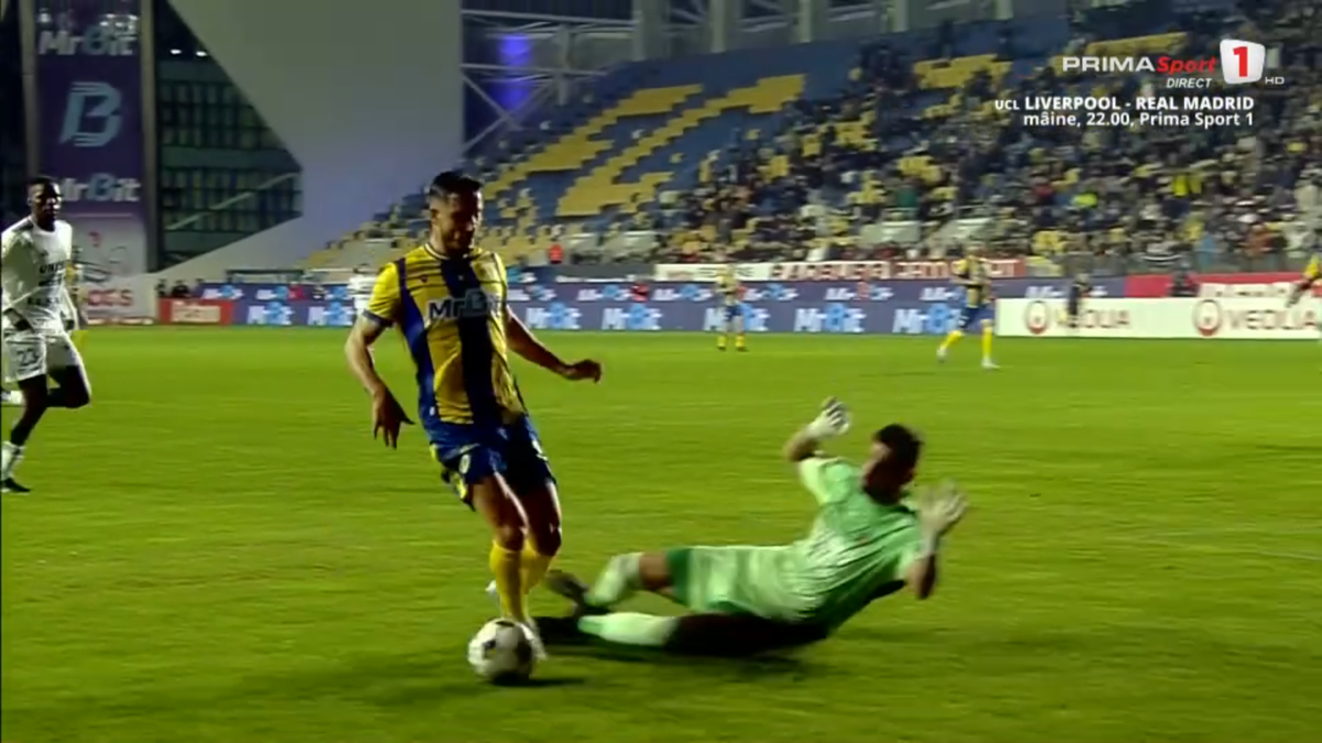 Tot stadionul a văzut penalty în Petrolul - FC Botoșani, dar el a făcut semn că n-a fost atins! A fost aplaudat de adversari