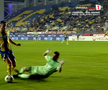 Tot stadionul a văzut penalty în Petrolul - FC Botoșani, dar el a făcut semn că n-a fost atins! A fost aplaudat de adversari