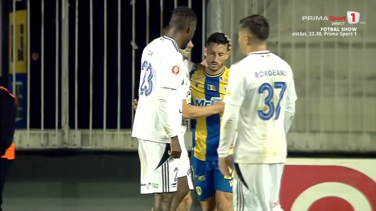 Tot stadionul a văzut penalty în Petrolul - FC Botoșani, dar el a făcut semn că n-a fost atins! A fost aplaudat de adversari