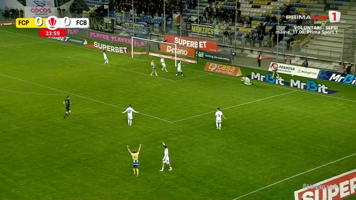 Tot stadionul a văzut penalty în Petrolul - FC Botoșani, dar el a făcut semn că n-a fost atins! A fost aplaudat de adversari