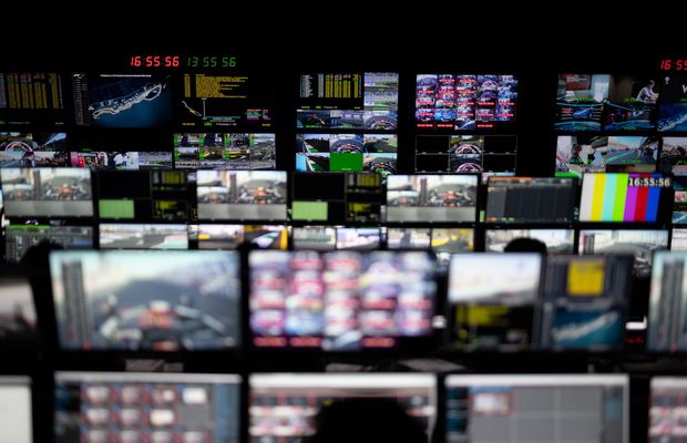 Un fost hangar, transformat în „creierul” Formulei 1 » Cum arată centrul media din care, cu tehnologie Lenovo, se transmite fiecare cursă: sute de monitoare, milioane de linii de cod și 600 de TB de date