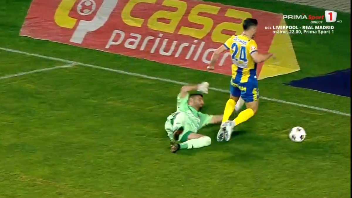 Tot stadionul a văzut penalty în Petrolul - FC Botoșani, dar el a făcut semn că n-a fost atins! A fost aplaudat de adversari