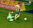 Tot stadionul a văzut penalty în Petrolul - FC Botoșani, dar el a făcut semn că n-a fost atins! A fost aplaudat de adversari