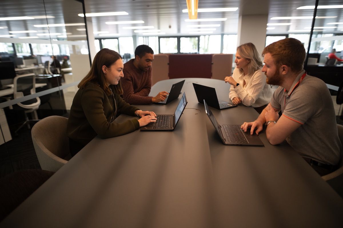 În culisele Formula 1 » Cum ajunge Marele Circ în întreaga lume: „Tehnologia Lenovo e în centrul a tot ceea ce folosim”