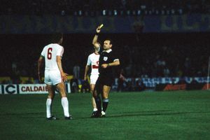 Acuzații explozive! Mafia i-ar fi „aranjat” lui Maradona triumful cu Napoli în Cupa UEFA