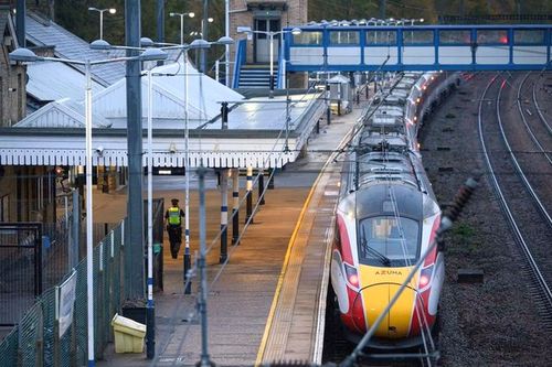 Patronul echipei din Premier League a sărit să ofere sprijin financiar fanilor atacați cu cuțitul în tren / foto: X