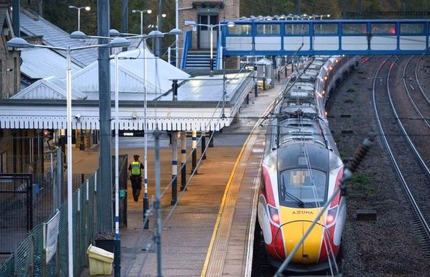 Patronul echipei din Premier League a sărit să ofere sprijin financiar fanilor atacați cu cuțitul în tren