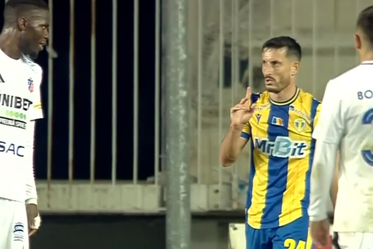 Tot stadionul a văzut penalty în Petrolul - FC Botoșani, dar el a făcut semn că n-a fost atins! A fost aplaudat de adversari