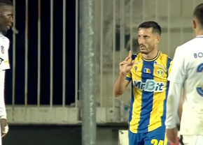 Tot stadionul a văzut penalty în Petrolul - FC Botoșani, dar el a făcut semn că n-a fost atins! A fost aplaudat de adversari