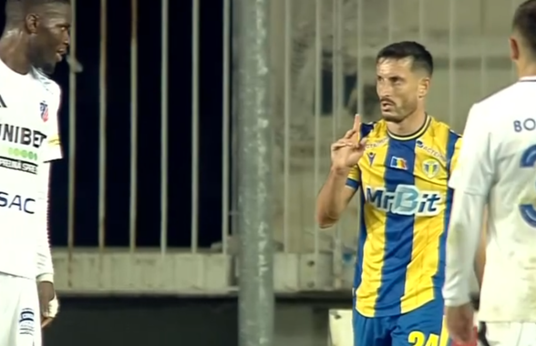 Tot stadionul a văzut penalty în Petrolul - FC Botoșani, dar el a făcut semn că n-a fost atins! A fost aplaudat de adversari