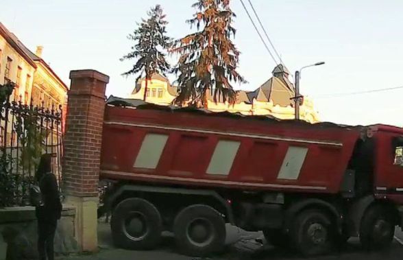 VIDEO Moment șocant la Cluj! Cum a scăpat o femeie din neglijența unui șofer de basculantă