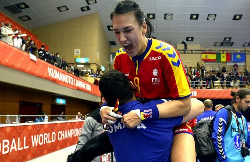 ROMÂNIA - GERMANIA. Cristina Neagu (32 de ani), starul naționalei de handbal, a fost încurajată de sute de fani înaintea debutului la Campionatul European de handbal.