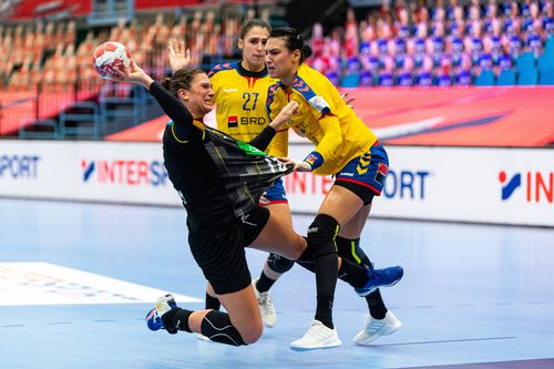 România joacă sâmbătă, de la ora 17:00, împotriva Poloniei, în al doilea meci de la Campionatul European de handbal feminin. Cu o victorie, „tricolorele” își asigură în mare proporție calificarea în faza grupelor principale.