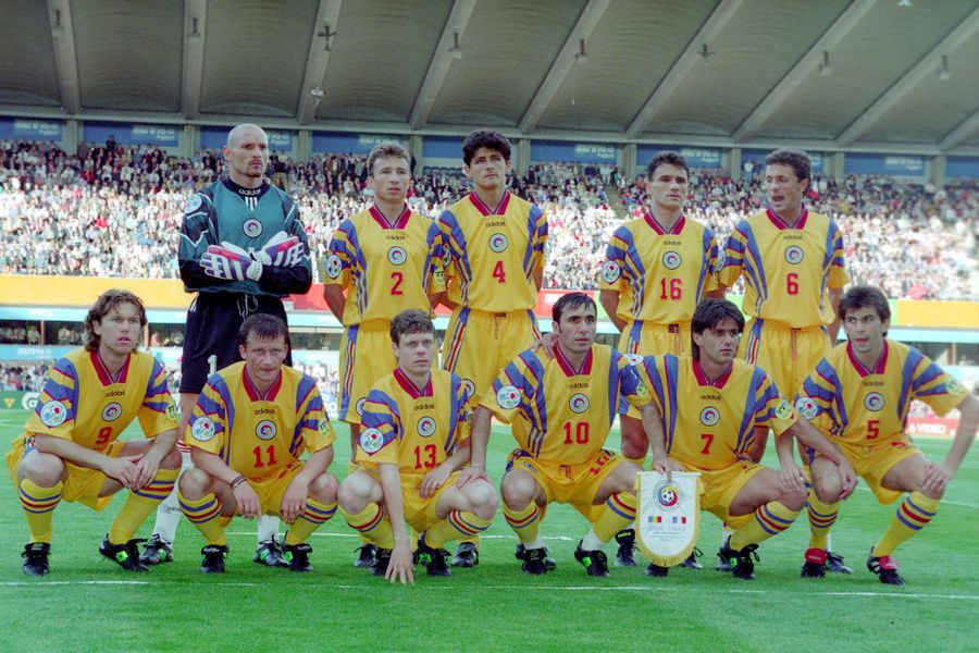 Dan Petrescu, pe rândul de sus, alături de Belodedici Vine Dan Petrescu la națională? „Am vorbit cu el, știu ce vrea”