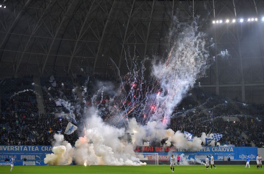 CS Universitatea Craiova - FCU Craiova, derby-ul etapei cu numărul 19 din Superliga României, a fost întrerupt în minutul 21, din cauza torțelor și petardelor aruncate de cele două galerii pe gazon.
Foto: Cristi Preda