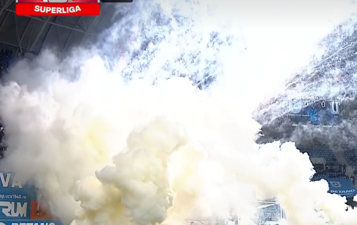 CSU Craiova - FCU Craiova, întrerupt din cauza torțelor / FOTO: Captură TV@ Digi Sport 1