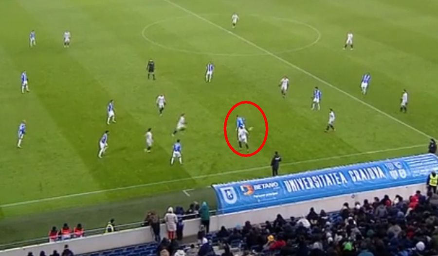 Crețu nu preia mingea corect / FOTO: Captură @Prima Sport Seară de coșmar! A greșit la ambele goluri din derby-ul Craiovei, a luat „roșu” intenționat și apoi s-a dat de gol: „Da, ăsta a fost obiectivul!”